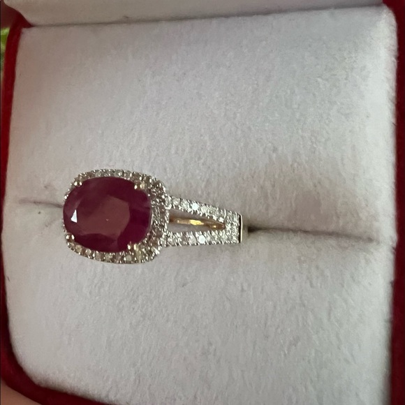 Beautiful 2.32 Carat Ruby and Diamond Ring - Picture 4 of 9